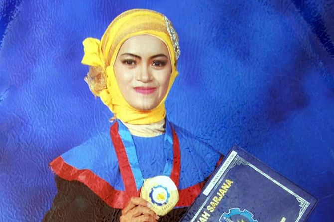 Almarhum Jannatun Cintya Dewi sewaktu wisuda di Institut Teknologi Sepuluh Nopember (ITS) Surabaya pada 2015 lalu. - Image