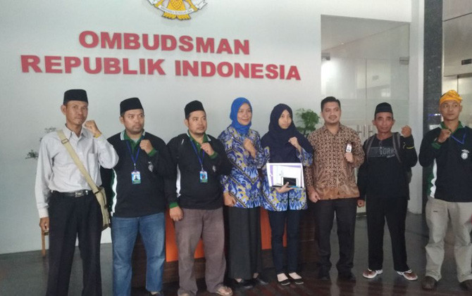 Para petani Patimban ketika menyampaikan pengaduan kepada Ombudsman Republik Indonesia di Jakarta, Senin (28/5). - Image