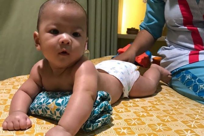 Pijat bayi aman dilakukan dengan teknik penekanan khusus untuk melancarakan peredaran darah dan mengoptimalkan tumbuh kembang anak. - Image