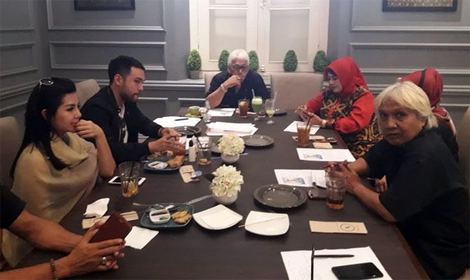 Ketua Umum DKJT, Gunoto Saparie (kanan) dan Bacaleg Nasdem yang juga aktor muda Hans Christian Hosman saat dijumpai di Rosti Cafe Semarang, Selasa (17/7). - Image