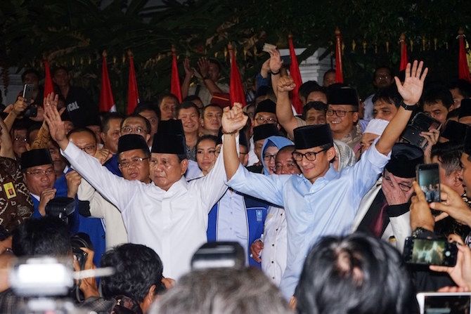 Pasangan Pilpres nomor urut 02 Prabowo-Sandi disebut LSI unggul disegemen pemilih yang berpendidikan. - Image
