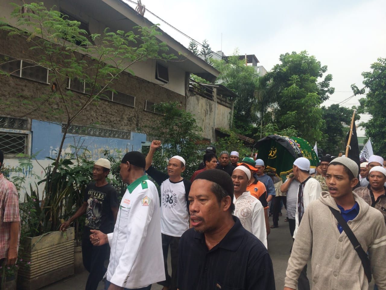 M Idris dimakamkan di TPU Kober Jatinegara, Senin (3/12). - Image