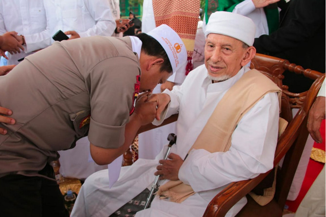 Kapolri Jendral Tito Karnavian sedang bersalaman dengan Habib Saggaf bin Muhammad Al Jufri, ketua umum Al-Khairaat. - Image