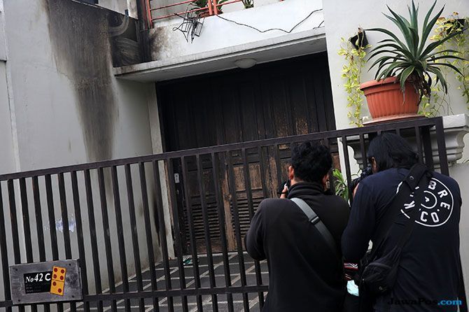 Jurnalis foto mengambil gambar di depan rumah Wakil Ketua KPK Laode M Syarif di Kalibata Selatan, Jakarta, Rabu (9/1) - Image