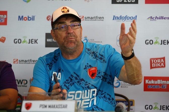 Robert Rene Albert saat melakukan sesi konferensi pers jelang bertemu Bali United. - Image