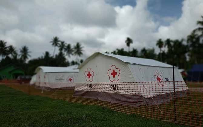 Kondisi klinik lapangan yang didirikan PMI di Donggala. - Image