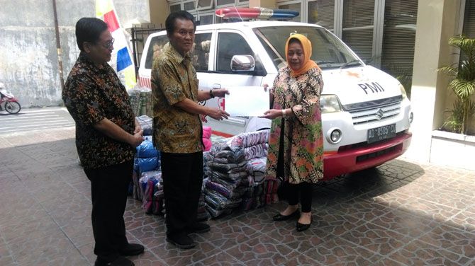 MENYERAHKAN BANTUAN: Salah satu perwakilan komunitas menyerahkan bantuan untuk korban bencana Lombok melalui PMI Solo, Rabu (8/8). - Image