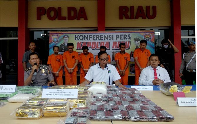 RILIS PERKARA: Direktur Reserse Narkoba Polda Riau Kombes Pol Hariono (tengah) saat ekspos pengungkapan kasus sabu-sabu 32 kilogram dan 18.750 butir pil happy five. - Image