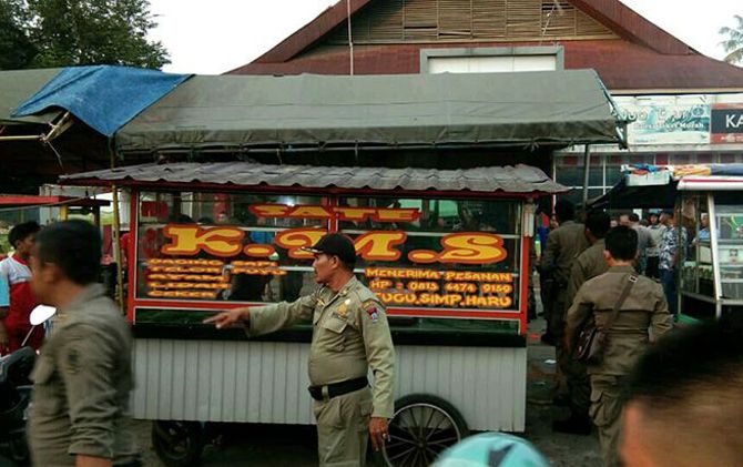 Satpol PP bersama petugas gabungan saat menggeledah Pondok Sate yang menggunakan bahan daging babi. - Image