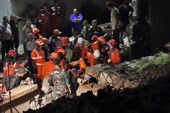 Evakuasi longsor yang terjadi di Underpass Parimeter Bandara Soekarno Hatta, Jakarta, Senin (5/2) malam - Image