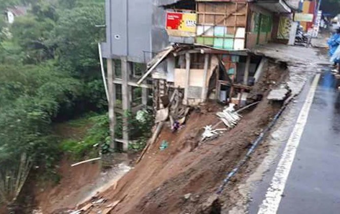 Penampakan longsor di kawasan Puncak, Bogor, Jawa Barat - Image