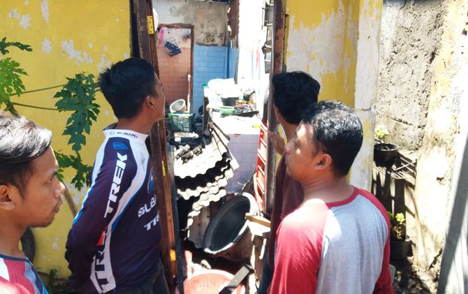 Warga menyaksikan salah satu rumah yang ikut ludes terbakar. - Image