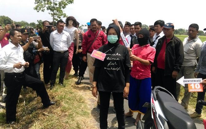 REKONSTRUKSI: Tersangka IA bersama sejumlah saksi melakukan rekonstruksi. - Image