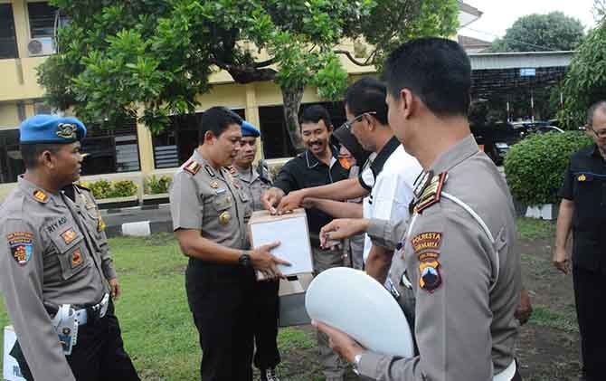 PENGGALANGAN DANA: Kapolresta Solo Kombes Pol Ribut Hari Wibowo melakukan penggalangan dana untuk korban tsunami Banten dan Lampung, Rabu (2/1). - Image