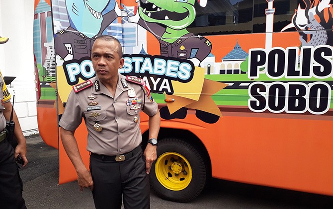 Kapolrestabes Surabaya Kombes Pol Rudi Setiawan meninjau peralatam layanan kepolisian di dalam bus - Image