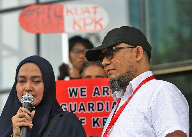 Penyidik senior Komisi Pemberantasan Korupsi (KPK) Novel Baswedan didampingi istri Rina Emilda, Selasa (15/1). - Image