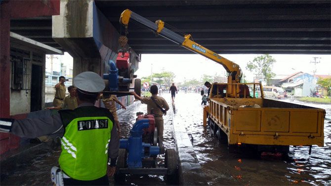 KALIGAWE BANJIR: Genangan air setinggi lutut di bawah kolong Jembatan Kaligawe, Kota Semarang, Senin (3/12). - Image
