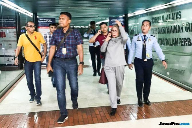 Ratna Sarumpaet saat dibawa keluar dari Bandara Soekarno Hatta menuju Polda Metro Jaya. ( - Image