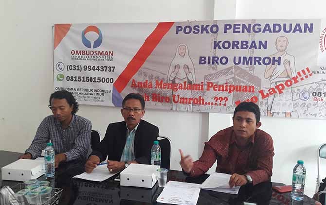 PLH Kepala Ombudsman RI Perwakilan Jatim Muflihul Hadi (baju batik) saat membuka Posko Pengaduan Korban Travel Haji dan Umroh di Surabaya, Jumat (9/2). - Image