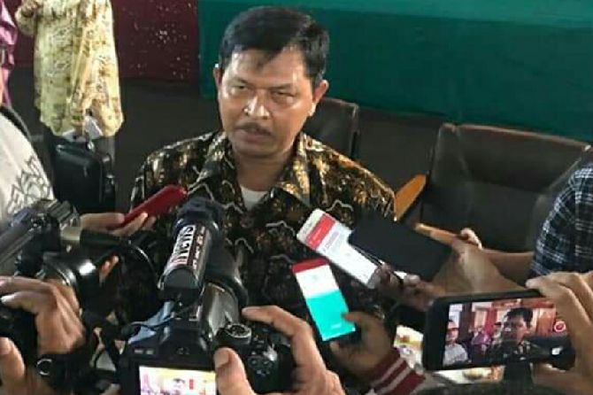 Najmudin Rasul saat diwawancarai awak media di Padang - Image