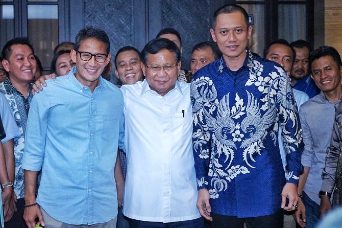 Prabowo Subianto (tengah) disebut seperti Bung Karno lantaran pidatonya yang selalu menggelegar. - Image