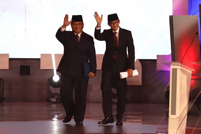 Pasangan calon nomor urut 02 Prabowo Subianto dan Sandiaga Uno dalam debat perdana, Kamis (17/1). - Image
