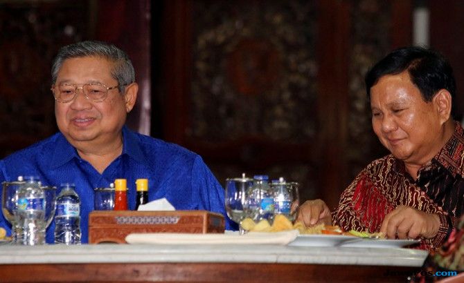 Ketua Umum Partai Demokrat, Susilo Bambang Yudhoyono ketika menjamu Prabowo di kediamannya. SBY dijadwalkan bakal kembali bertemu dengan Prabowo dalam waktu dekat. - Image
