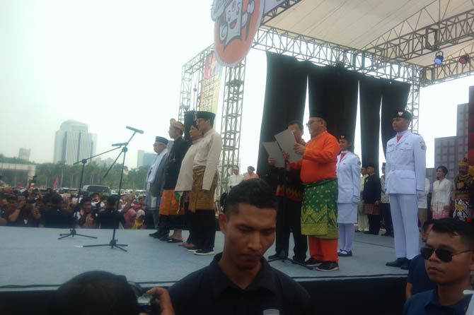 Dua pasangan calon presiden dan wakil presiden ketika mengikuti acara Deklarasi Kampanye Damai Pemilu 2019, Minggu (23/9). - Image