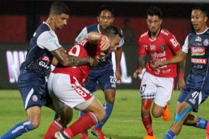 pada bentrokan pertama musim ini, Bali United menang 1-0 atas Arema FC - Image