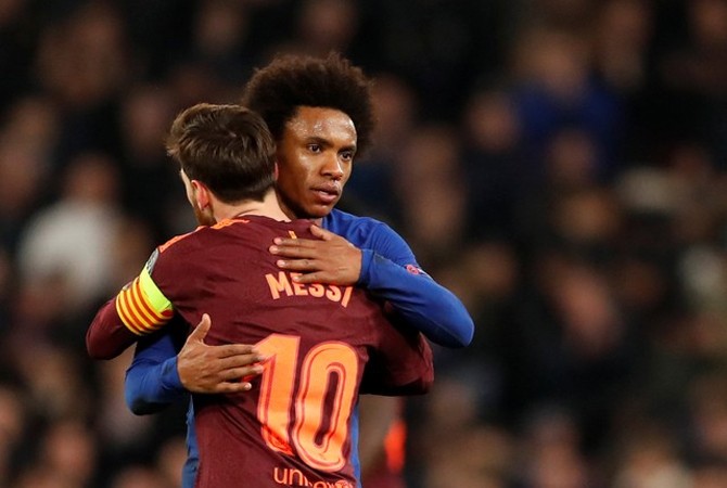 Dua pencetak gol di laga pertama, Willian (biru) dan Lionel Messi berpelukan usai pertandingan. - Image