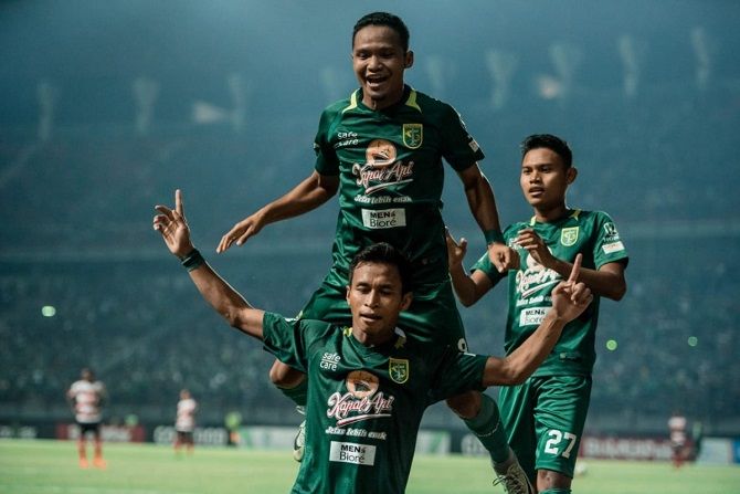 Persebaya ingin kembali berpesta bersama Bonek yang memadati Stadion GBT di laga kontra Persija. - Image