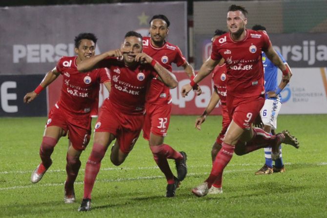 Persija Jakarta harus bisa meraih kemenangan saat menghadapi Bali United, Selasa (17/7), demi merangsek naik - Image