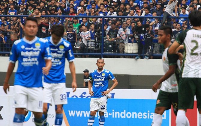 Persib Bandung sempat ditahan PS Tira ketika keduanya bertemu di Stadion GBLA. - Image