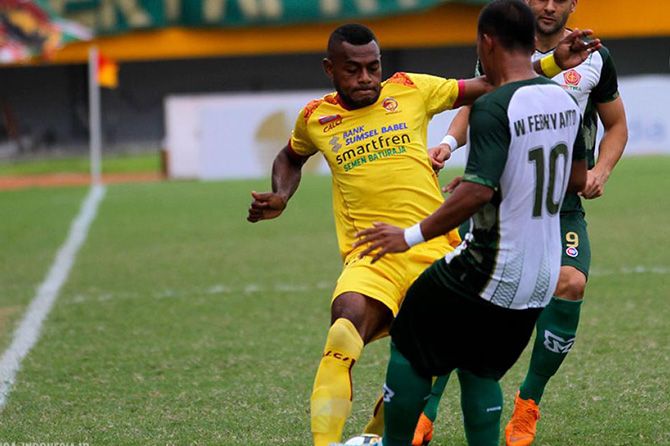 Sriwijaya FC dan PS TIRA punya ambisi sama,mer menjauh dari zona merah. - Image