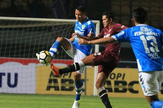 PSM dan Persib akan saling berjibaku untuk memperebutkan posisi puncak klasemen Liga 1. - Image