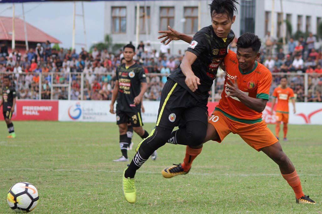 Juan Revi (kiri) eks Arema FC yang kini membela Semen Padang di babak 8 besar Liga 2 2018. - Image