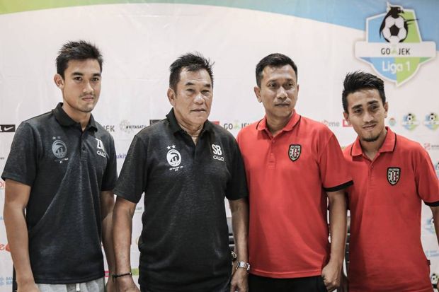 Dari kanan ke kiri: Zalnando, Subangkit, Widodo C Putro, dan Taufiq usai menggelar konfrensi pers jelang pertandingan - Image