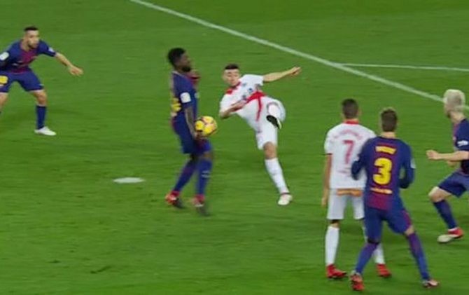 Momen saat bola mengenai tangan Samuel Umtiti dan pemain Alaves memprotes keputusan wasit karena tak diberikan penalti - Image