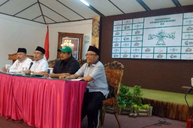 APEL AKBAR: Ketua Panitia Apel Akbar Nusantara, Habib Soleh (paling kanan) memberikan penjelasan kepada wartawan, Kamis (18/10). - Image