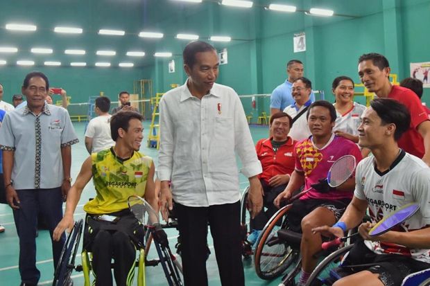 Presiden Republik Indonesia, Joko Widodo saat meninjau kesiapan para atlet yang akan berlaga di Asian Para Games 2018 di pelatnas bulu tangkis dan tenis meja, di Hartono Trade Center, Sukoharjo, Jawa Tengah beberapa waktu lalu - Image