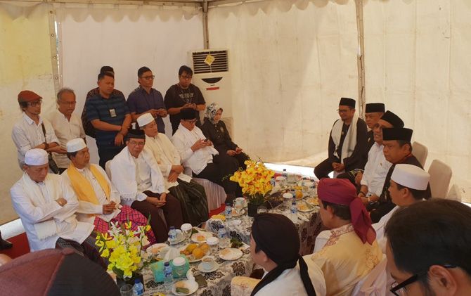 Gubernur Banten Wahidin Halim saat menunggu Presiden Jokowi yang ingin melakukan kunjungan ke Kesultanan Banten, Sabtu (3/11) - Image