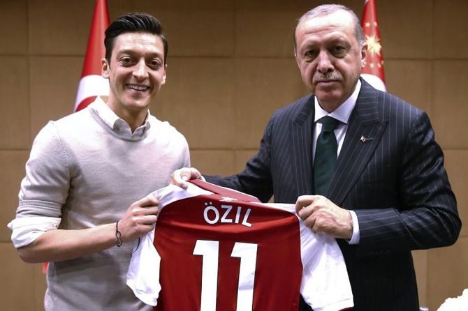 Mesut Oezil saat bertemu Presiden Turki, Recep Tayyip Erdogan. Sang presiden mendukung putusan Oezil mundur dari Timnas Jerman - Image