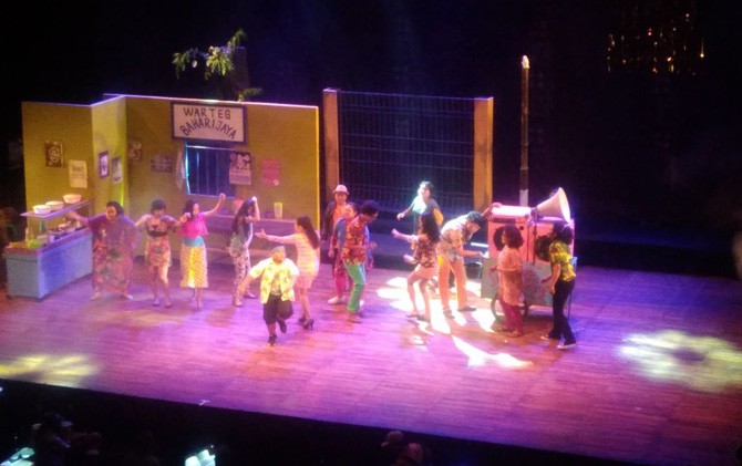 Sejumlah pemain dalam lakon teater princess pantura sedang berjoged di atas panggung Jumat (20/4) malam - Image
