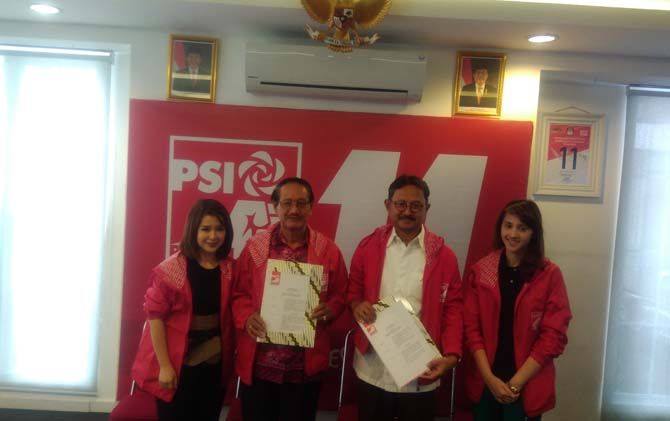 Ketua Umum PSI Grace Natalie (paling kiri), politikus PSI Tsamara Amany (paling kanan) berpose bersama mantan Dubes RI Iwan Wiranata Atmadja dan Mangasi Sihombing di kantor DPP PSI, Jakarta Pusat, Selasa (21/8) - Image