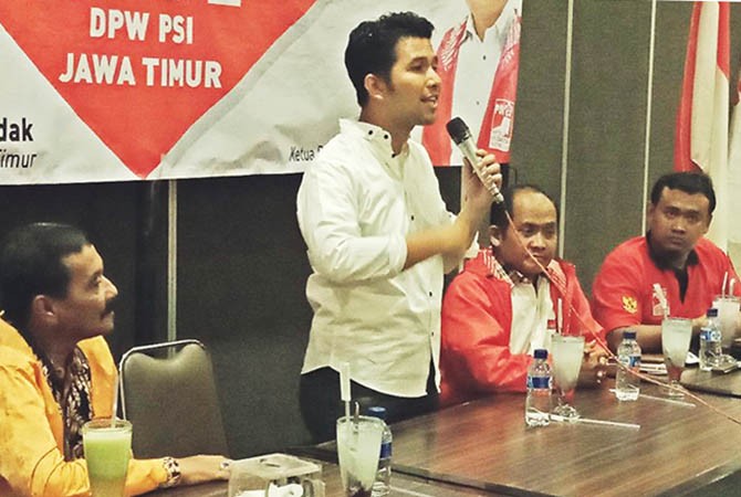 Emil Elestianto Dardak saat berbicara di DPW PSI Jawa Timur, Selasa (17/4) - Image