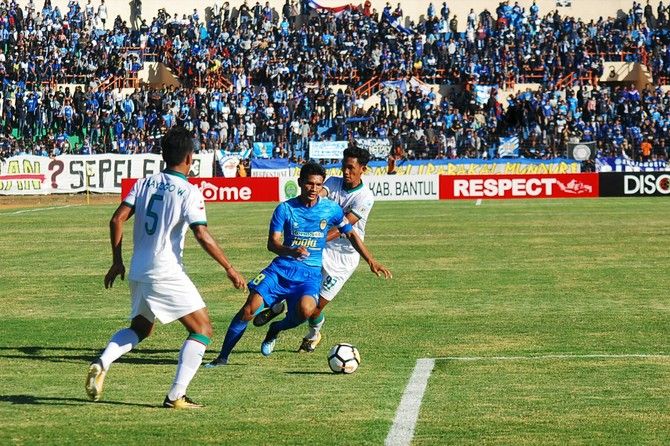Hendika Arga Permana (biru), mencetak gol penentu kemenangan saat melawan PSS - Image