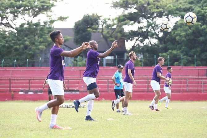 Para penggawa PSM Makassar ketika berlatih untuk menghadapi PS TIRA, Sabtu (15/9). - Image