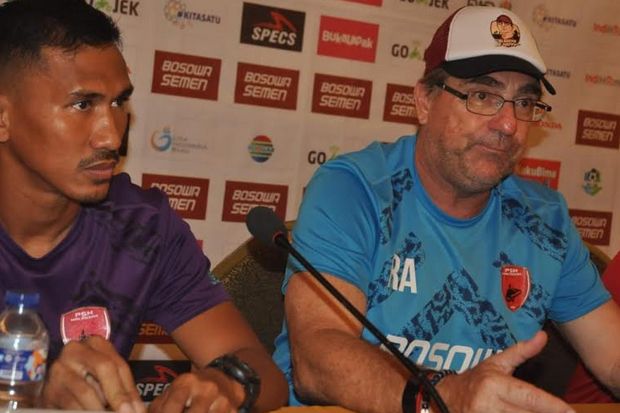 Pemain PSM Makassar, Zulkifli Syukur dan pelatih, Robert Rene Alberts saat menghadiri jumpa pers jelang hadapi laga kontra Arema FC - Image