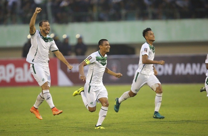 Legimin Raharjo dan skuat PSMS Medan merayakan kemenangan atas Persebaya. - Image