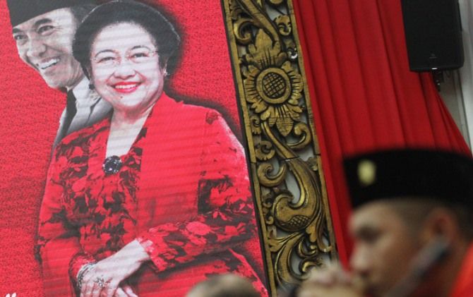 Pengaruh Megawati Soekarnoputri lebih rendah dibandingkan pengaruh Joko Widodo terhadap tingkat keterpilihan PDIP, berdasarkan survei Median, Senin (23/7). - Image
